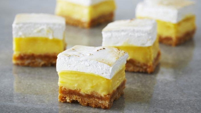 Lemon Marshmallow Squares // Small Sweets for a Dessert Reception - weddingfor1000.com