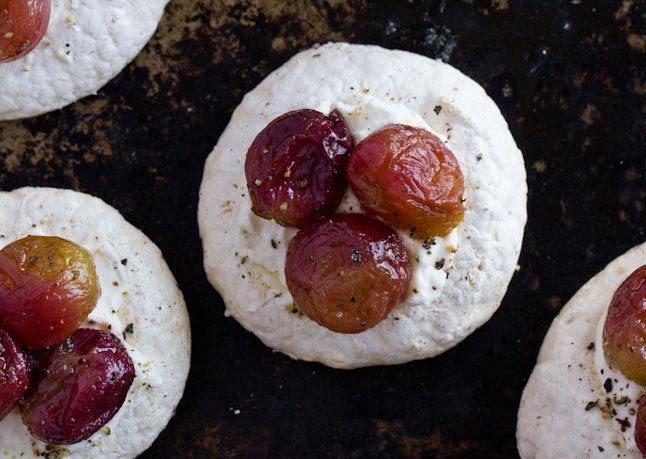 Roasted Grape Pavlova Bites // Small Sweets for a Dessert Reception - weddingfor1000.com