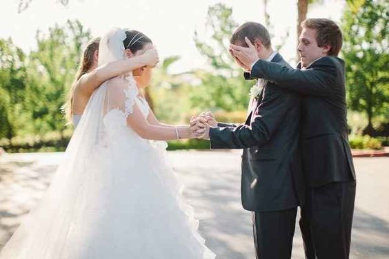 Best friends don't let friends do their First Look alone! weddingfor1000.com