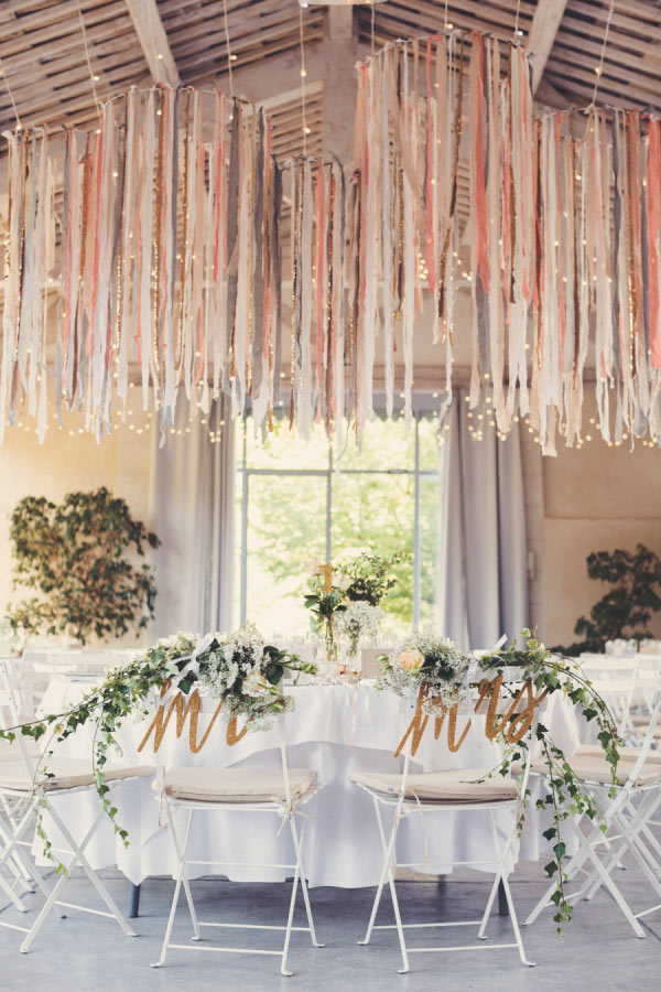 Create an intimate and romantic atmosphere with flagging tape as ceiling decor - weddingfor1000.com