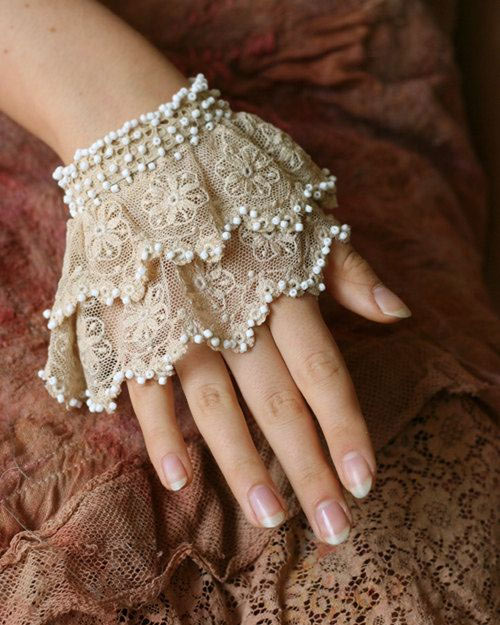 Lace accessories for a lovely wedding day look