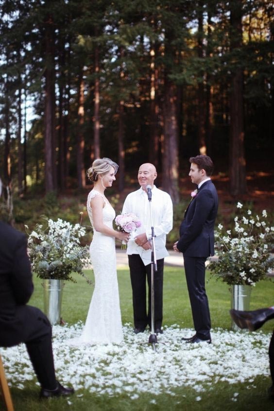 Feathers as an aisle runner? Yes, indeed! weddingfor1000.com