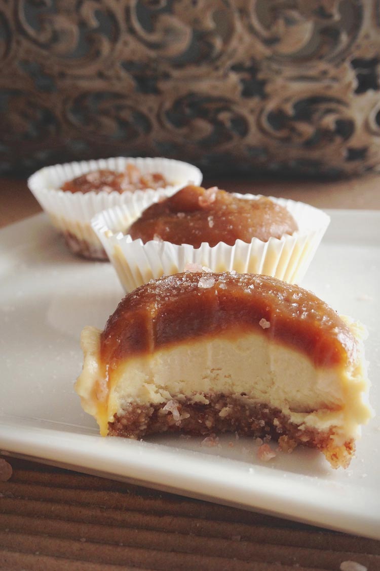Salted Caramel Cheesecake Bites // Small Sweets for a Dessert Reception - weddingfor1000.com