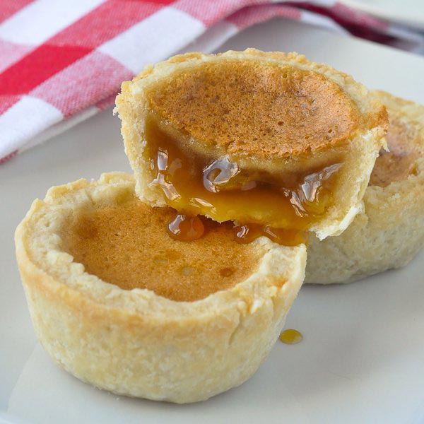 Classic Canadian Butter Tarts // Small Sweets for a Dessert Reception - weddingfor1000.com