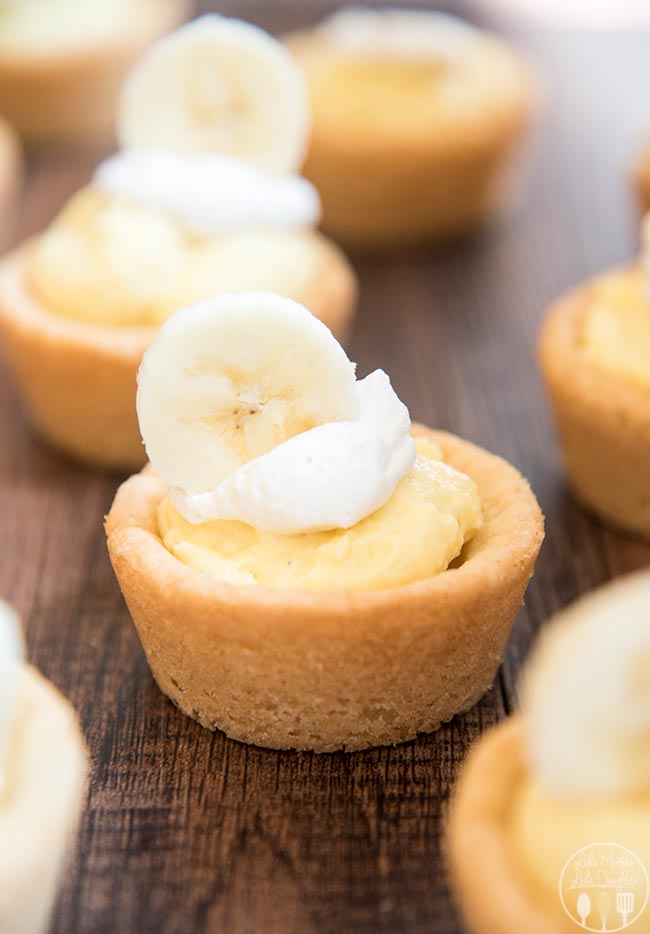Banana Cream Pie Minis // Small Sweets for a Dessert Reception - weddingfor1000.com