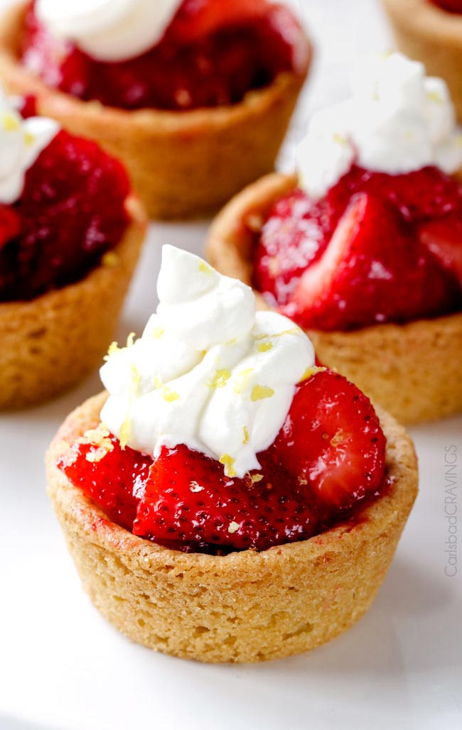 Mini Strawberry Pies // Small Sweets for a Dessert Reception - weddingfor1000.com