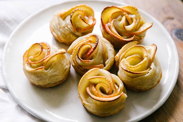 Apple Rose Tarts // Small Sweets for a Dessert Reception - weddingfor1000.com