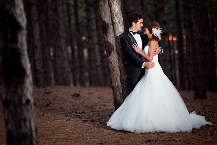 Great wedding photography on a budget? Here are 5 ways to find it! weddingfor1000.com