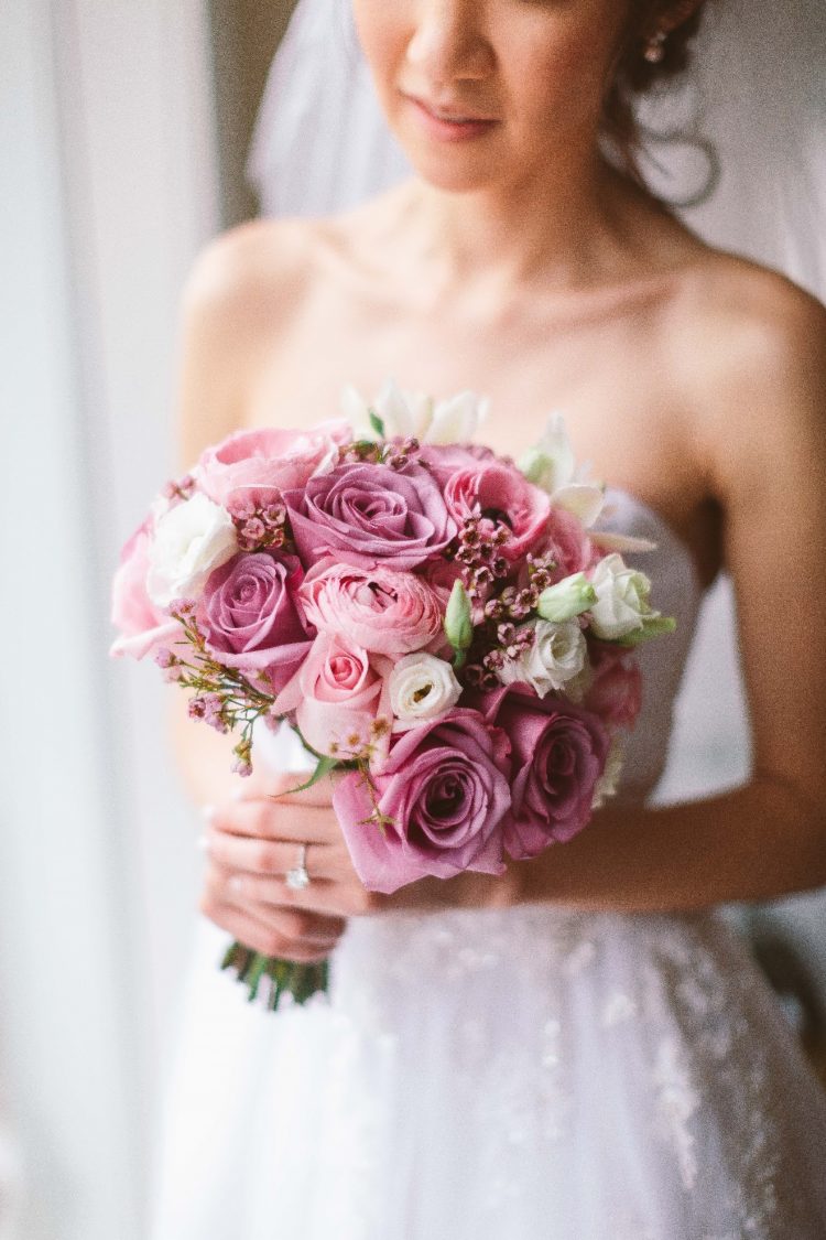 Carry Beautiful, Affordable Wedding Flowers With These Florist Tips - weddingfor1000.com
