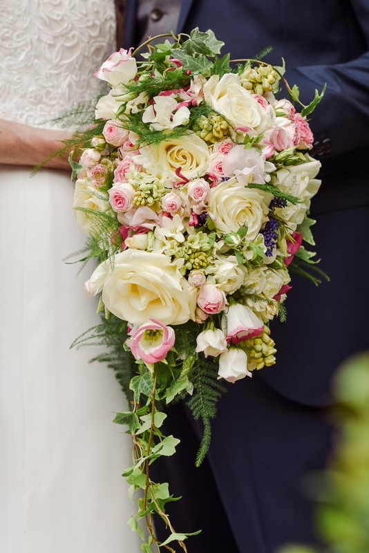 Carry Beautiful, Affordable Wedding Flowers With These Florist Tips - weddingfor1000.com