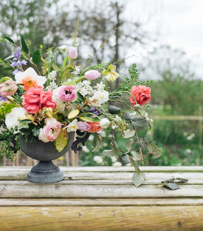 Carry Beautiful, Affordable Wedding Flowers With These Florist Tips - weddingfor1000.com