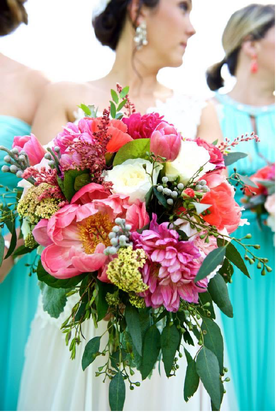 Carry Beautiful, Affordable Wedding Flowers With These Florist Tips - weddingfor1000.com