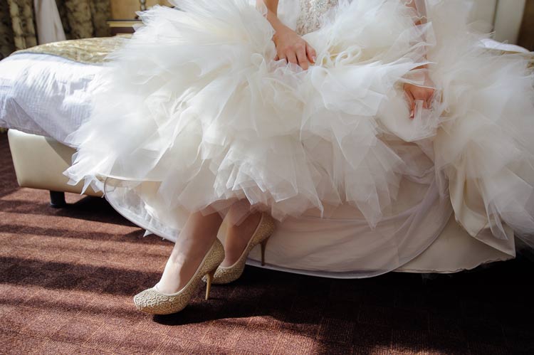 Try out your wedding shoes to make sure they're perfect in *every* way for your wedding day! - weddingfor1000.com